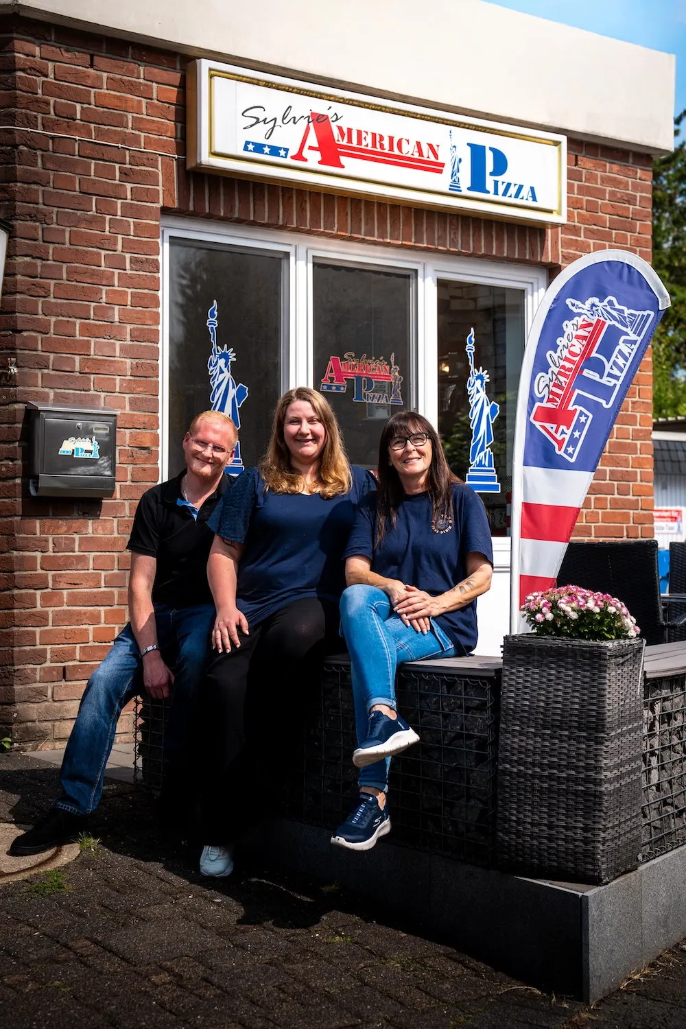 Das Team von Sylvie's American Pizza vor dem Ladenlokal in Bitburg