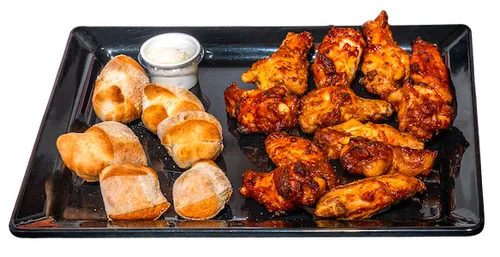 12 marinierte Chicken Wings mit Pizzabrötchen